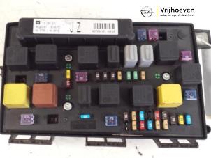 Gebruikte Zekeringkast Opel Zafira (M75) Prijs € 75,00 Margeregeling aangeboden door Autodemontage Vrijhoeven B.V.