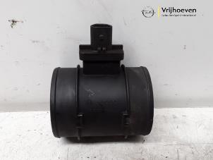 Gebruikte Luchtmassameter Opel Astra J (PC6/PD6/PE6/PF6) 1.7 CDTi 16V 110 Prijs € 15,00 Margeregeling aangeboden door Autodemontage Vrijhoeven B.V.
