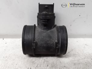 Gebruikte Luchtmassameter Opel Astra H (L48) 2.0 16V Turbo Prijs € 40,00 Margeregeling aangeboden door Autodemontage Vrijhoeven B.V.