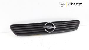 Gebruikte Grille Opel Astra G (F08/48) 1.6 16V Prijs € 15,00 Margeregeling aangeboden door Autodemontage Vrijhoeven B.V.