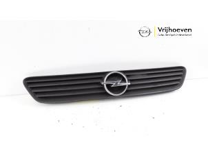 Gebruikte Grille Opel Astra G (F08/48) 1.6 16V Prijs € 15,00 Margeregeling aangeboden door Autodemontage Vrijhoeven B.V.