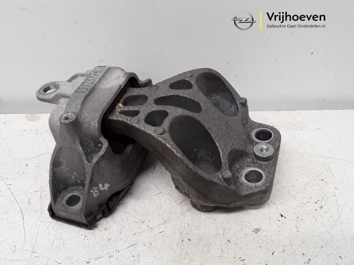 Gebruikte Motorrubber Opel Mokka/Mokka X 1.7 CDTI 16V 4x2 Prijs € 35,00 Margeregeling aangeboden door Autodemontage Vrijhoeven B.V.