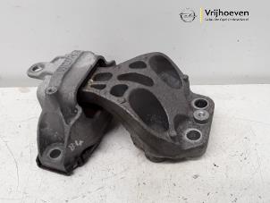 Gebruikte Motorsteun Opel Mokka/Mokka X 1.7 CDTI 16V 4x2 Prijs € 35,00 Margeregeling aangeboden door Autodemontage Vrijhoeven B.V.