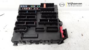 Gebruikte Zekeringkast Opel Vectra C GTS 1.9 CDTI 16V Prijs € 40,00 Margeregeling aangeboden door Autodemontage Vrijhoeven B.V.