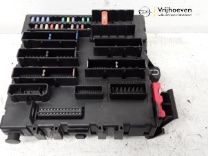 Gebruikte Zekeringkast Opel Vectra C GTS 1.9 CDTI 16V Prijs € 40,00 Margeregeling aangeboden door Autodemontage Vrijhoeven B.V.