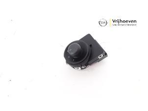 Gebruikte Spiegel Schakelaar Opel Astra J (PC6/PD6/PE6/PF6) 1.6 16V Ecotec Prijs € 10,00 Margeregeling aangeboden door Autodemontage Vrijhoeven B.V.