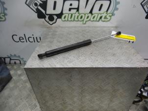 Gebruikte Amortisseur Motorkap rechts Renault Clio IV (5R) 1.5 Energy dCi 90 FAP Prijs op aanvraag aangeboden door DeVo Autoparts