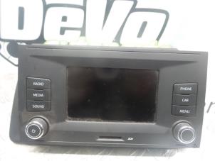 Gebruikte Radio CD Speler Seat Ibiza IV (6J5) 1.0 EcoTSI 12V Prijs op aanvraag aangeboden door DeVo Autoparts