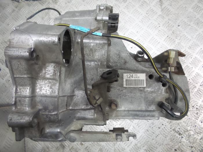 Versnellingsbak van een Daihatsu YRV (M2) 1.0 12V DVVT STi 2003