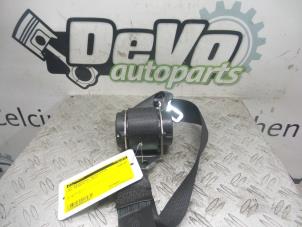 Gebruikte Veiligheidsgordel rechts-achter Opel Zafira (M75) 1.7 CDTi 16V Prijs op aanvraag aangeboden door DeVo Autoparts