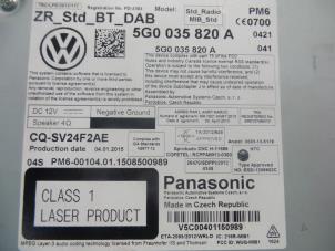 Gebruikte Radio CD Speler Volkswagen Golf VII (AUA) 1.6 TDI 16V Prijs op aanvraag aangeboden door DeVo Autoparts