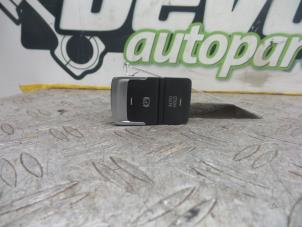 Gebruikte Handrem schakelaar Volkswagen Golf VII (AUA) Prijs op aanvraag aangeboden door DeVo Autoparts