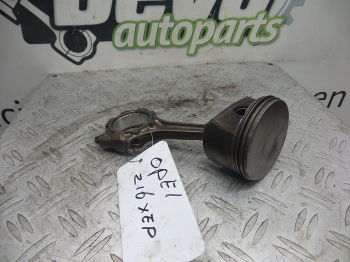 Gebruikte Zuiger Opel Zafira Mk.II (M75) 1.6 16V Prijs op aanvraag aangeboden door DeVo Autoparts
