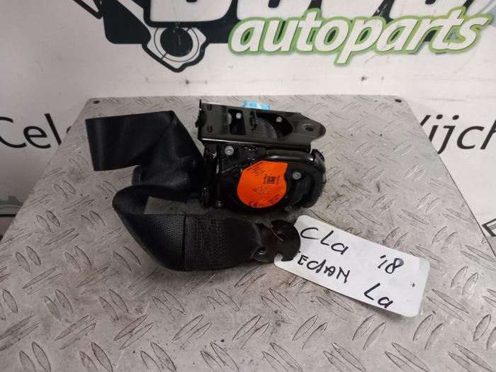 Veiligheidsgordel links-achter van een Mercedes-Benz CLA Shooting Brake (117.9) 1.6 CLA-200 16V 2018