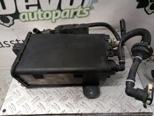 Gebruikte Koolstoffilter Ford C-Max (DXA) 1.0 Ti-VCT EcoBoost 12V 125 Van Prijs op aanvraag aangeboden door DeVo Autoparts