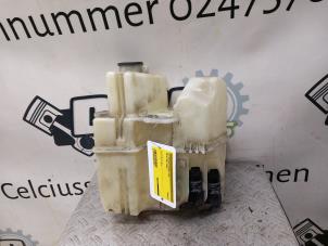 Gebruikte Ruitensproeiertank voor Volvo S80 (KV/P80JU) 2.4 20V 140 Bifuel LPG Prijs op aanvraag aangeboden door DeVo Autoparts