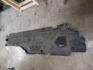 Gebruikte Bodem beschermplaat Mercedes E (W213) E-350e 2.0 Turbo 16V Prijs op aanvraag aangeboden door DeVo Autoparts