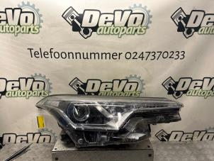 Gebruikte Rechter Koplamp Toyota C-HR (X1,X5) 1.8 16V Hybrid Prijs op aanvraag aangeboden door DeVo Autoparts