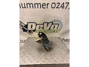 Gebruikte Steun (diversen) Renault Captur (2R) 1.2 TCE 16V Prijs € 24,20 Inclusief btw aangeboden door DeVo Autoparts