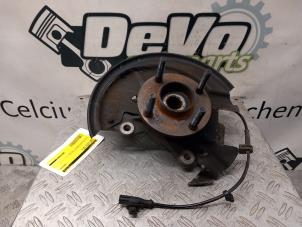 Gebruikte Fusee links-voor Ford Fiesta 6 ST 1.6 ST 16V Prijs € 54,45 Inclusief btw aangeboden door DeVo Autoparts