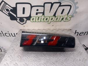 Gebruikte Achterlicht links Peugeot 2008 (UD/UK/UR/US/UX) 1.2 VTi 12V PureTech 155 Prijs € 90,75 Inclusief btw aangeboden door DeVo Autoparts