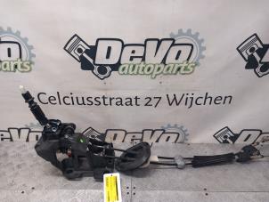 Gebruikte Versnellingspook Peugeot 2008 (UD/UK/UR/US/UX) 1.2 VTi 12V PureTech 155 Prijs € 151,25 Inclusief btw aangeboden door DeVo Autoparts