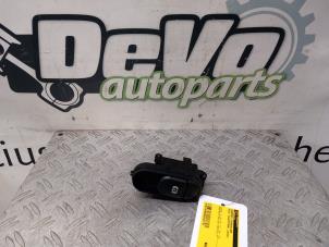 Gebruikte Schakelaar handrem Mini Countryman (F60) 1.5 TwinPower Turbo 12V Cooper SE ALL4 Prijs € 36,30 Inclusief btw aangeboden door DeVo Autoparts