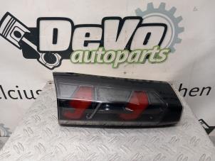 Gebruikte Achterlicht links Peugeot 2008 (UD/UK/UR/US/UX) 1.2 VTi 12V PureTech 155 Prijs € 90,75 Inclusief btw aangeboden door DeVo Autoparts