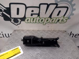 Gebruikte Handrem schakelaar Kia Niro II (SG2) 1.6 GDI Plug-in Hybrid Prijs € 78,65 Inclusief btw aangeboden door DeVo Autoparts