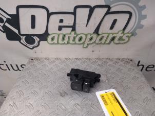 Gebruikte Schakelaar handrem Kia Ceed (CDB5/CDBB) 1.0i T-GDi 12V Prijs € 30,25 Inclusief btw aangeboden door DeVo Autoparts