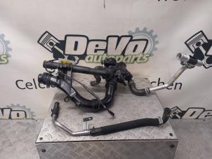 Gebruikte Thermostaathuis Mercedes E (W213) E-350e 2.0 Turbo 16V Prijs € 90,75 Inclusief btw aangeboden door DeVo Autoparts