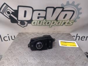 Gebruikte Schakelaar handrem Toyota RAV4 (A5) 2.5 16V Prijs € 90,75 Inclusief btw aangeboden door DeVo Autoparts