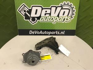 Gebruikte Versnellingsbak Steun Opel Astra H (L48) Prijs op aanvraag aangeboden door DeVo Autoparts