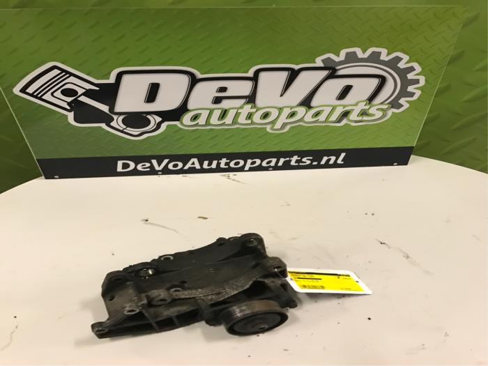 Gebruikte Dynamosteun boven Peugeot 206 (2A/C/H/J/S) Prijs op aanvraag aangeboden door DeVo Autoparts