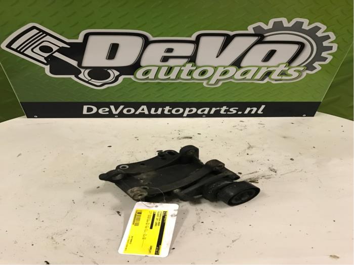 Gebruikte Dynamosteun onder Peugeot 207/207+ (WA/WC/WM) 1.4 16V Prijs op aanvraag aangeboden door DeVo Autoparts