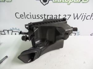 Gebruikte Luchtfilterhuis Opel Astra J Sports Tourer (PD8/PE8/PF8) 1.7 CDTi 16V Prijs op aanvraag aangeboden door DeVo Autoparts