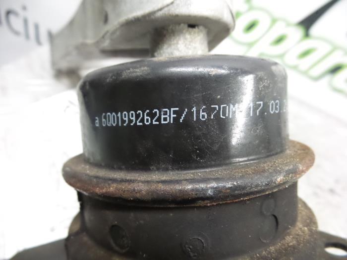 Motorrubber van een Skoda Fabia II (5J) 1.2i 2010