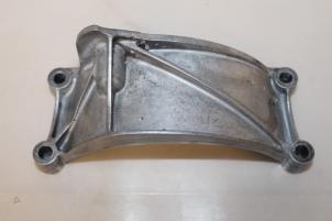 Gebruikte Dynamosteun boven Audi A4 Prijs € 10,00 Margeregeling aangeboden door Donkers VAG Parts