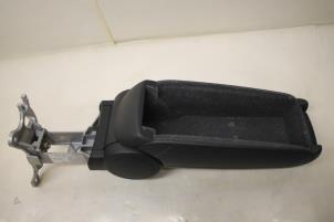 Gebruikte Armleuning Audi A6 (C5) 2.4 V6 30V Prijs € 20,00 Margeregeling aangeboden door Donkers VAG Parts