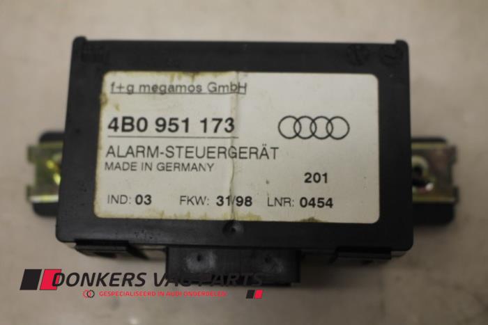 Gebruikte Alarm module Audi S4 Avant (B5) 2.7 V6 30V Turbo Prijs € 10,00 Margeregeling aangeboden door Donkers VAG Parts