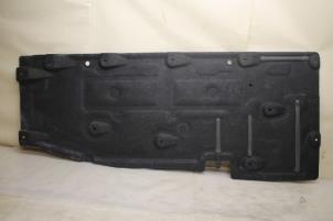 Gebruikte Beschermplaat bodem Audi S8 (D4) 4.0 V8 TFSI 32V Prijs € 60,00 Margeregeling aangeboden door Donkers VAG Parts