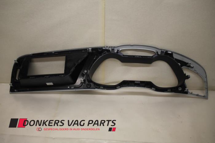 Kilometerteller sierlijst van een Audi A4