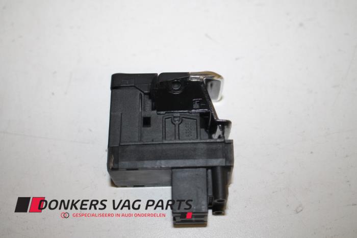 Schakelaar handrem van een Audi RS 5 (8T3) RS5 4.2 V8 32V 2012