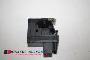 Schakelaar handrem van een Audi RS 5 (8T3) RS5 4.2 V8 32V 2012