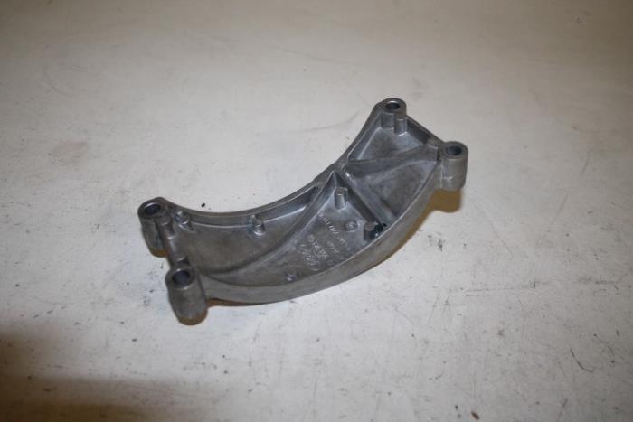 Dynamosteun boven van een Audi A4