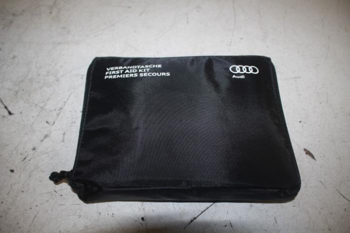 EHBO kit van een Audi A8 2014