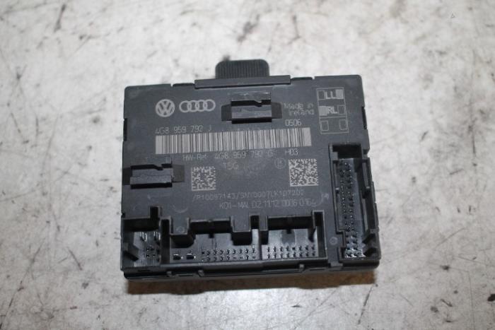 Centrale Deurvergrendelings Module van een Audi S6 Avant (C7) 4.0 V8 TFSI 2012