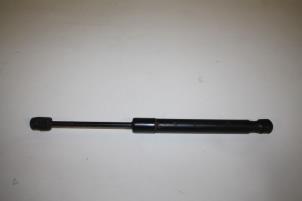 Gebruikte Kofferdekseldemper links-achter Audi A4 Cabrio (B7) 3.2 FSI V6 24V Quattro Prijs € 10,00 Margeregeling aangeboden door Donkers VAG Parts