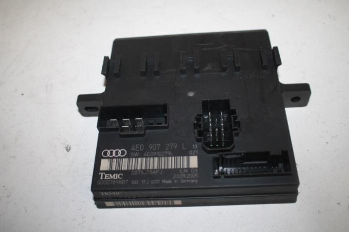 Computer Body Control van een Audi A8 (D3) 4.2 TDI V8 32V Lang Quattro 2005