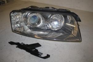Gebruikte Koplamp rechts Audi A8 Prijs € 85,00 Margeregeling aangeboden door Donkers VAG Parts